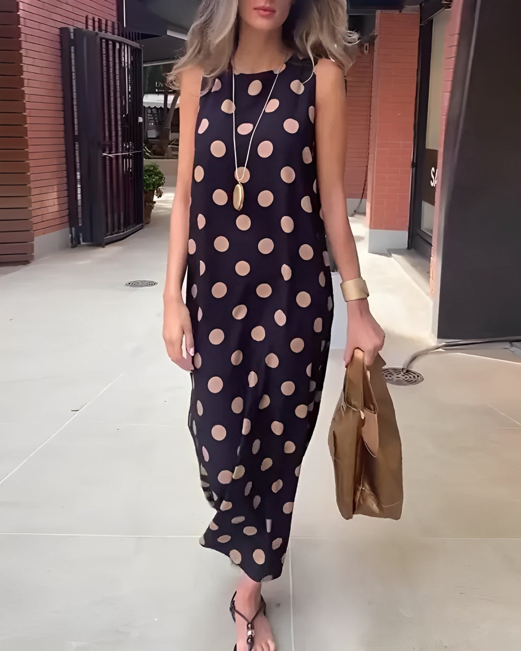 Vestido largo sin mangas con abertura