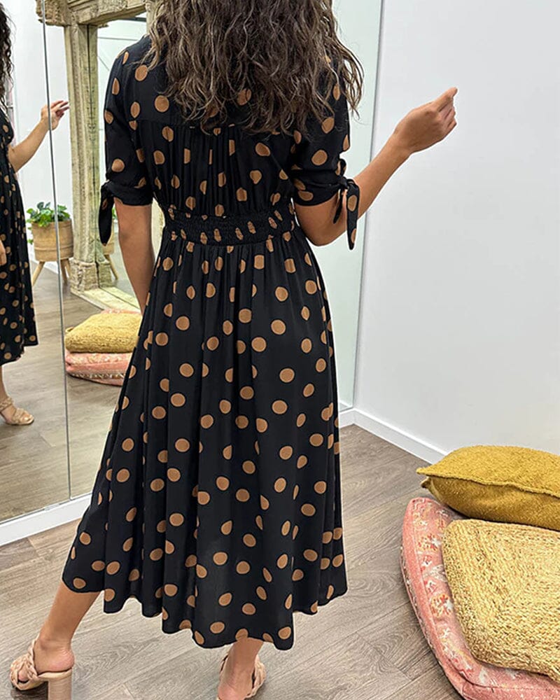 Vestido de lunares con escote en V profundo