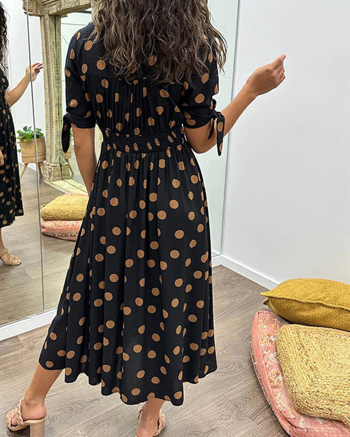 Vestido de lunares con escote en V profundo